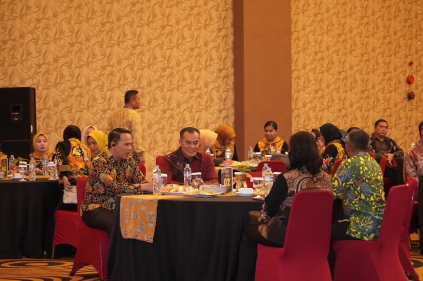 Malam Akrab di Merauke: Danrem 174/ATW Serahkan Cenderamata pada Pisah Sambut Dankodaeral XI