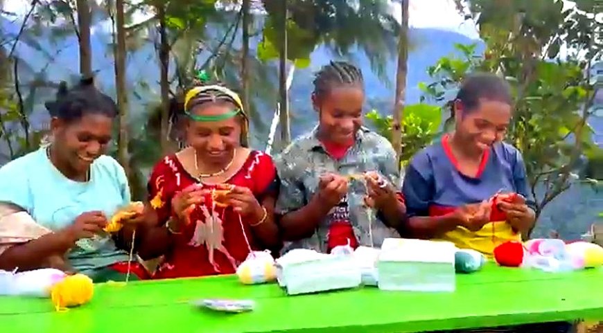 Tawa Ceria Warga Kampung Tomka Hangatkan Pegunungan Papua, TNI Ajari Kerajinan Tangan membuat Boneka Amigurumi