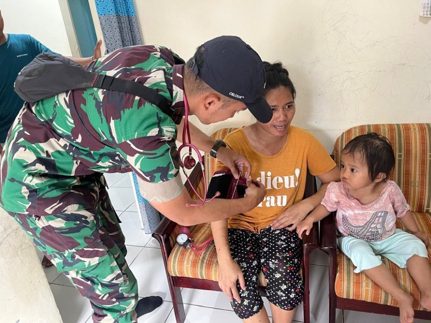 Hadir Kembali di Tengah Masyarakat, Yonif TP 810/BEM Beri Layanan Kesehatan Gratis Bersama Puskesmas Waibu