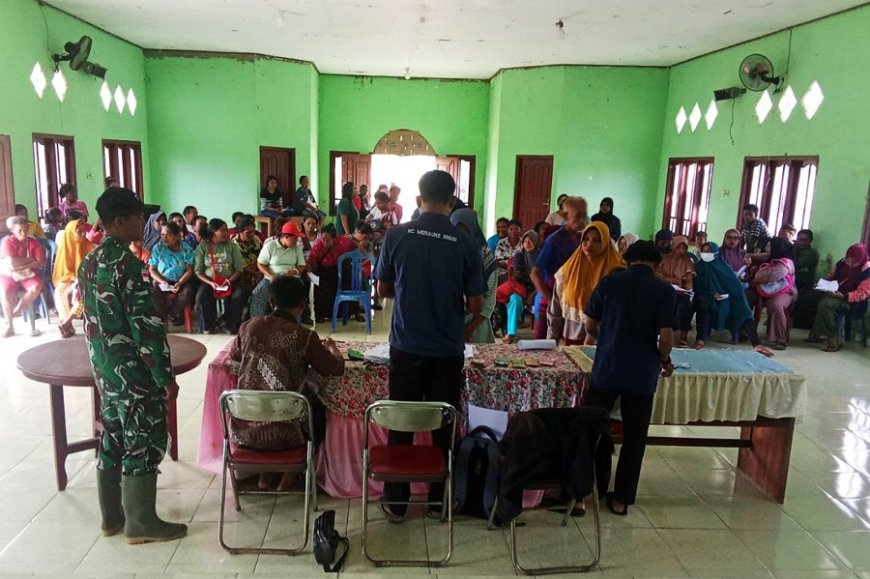 Babinsa Pos Ramil Tanah Miring Dampingi Penyaluran BLT Kepada Masyarakat Sumber Harapan