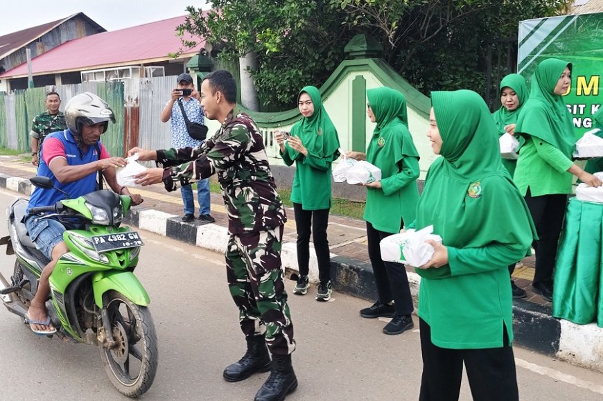 Persit KCK Kodim 1707/Merauke Berbagi Takjil, Wujud Kepedulian di Bulan Ramadhan