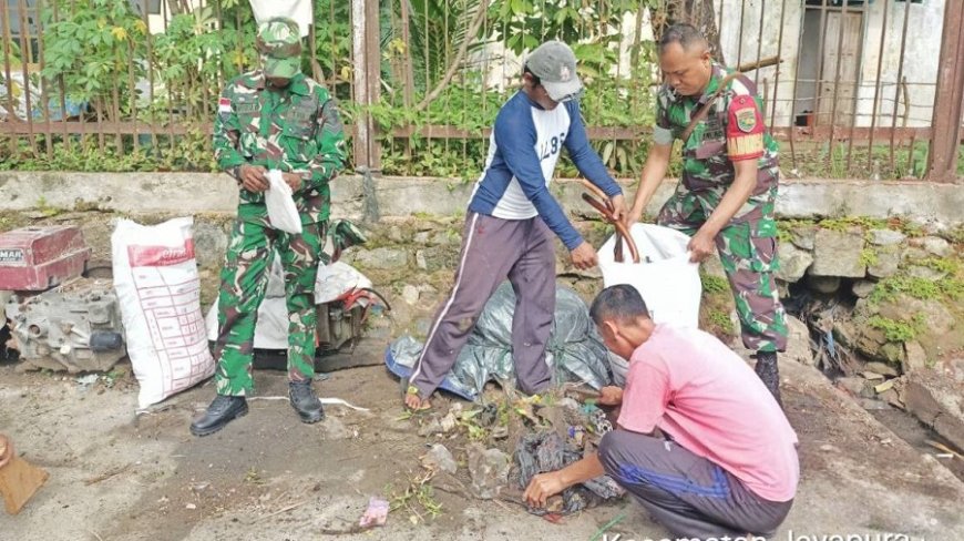 Koramil Jayapura Utara Bersama Warga Kampung Nelayan Gotong Royong Bersihkan Sampah