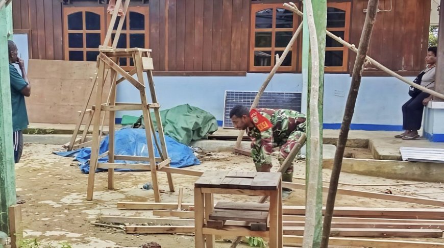 Babinsa Web dan Warga Kompak Bangun Teras Rumah Bapak Lukas Watai