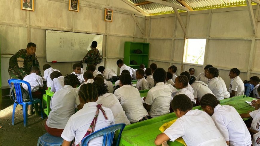 Satgas Pamtas RI-PNG Statis Yonif 753/AVT berikan Pengetahuan Cinta Tanah Air untuk Anak Perbatasan, Ditutup Makan Bersama