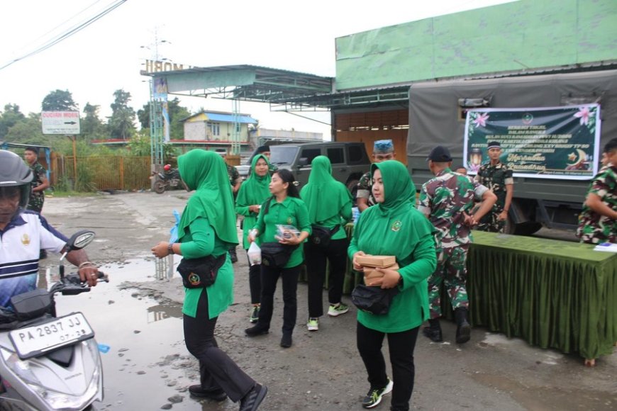 Sambut Keberkahan Ramadan, Danyonif 810/BEM dan Ketua Persit KCK Ranting 3 Yonif TP 810 Bagikan Takjil Gratis
