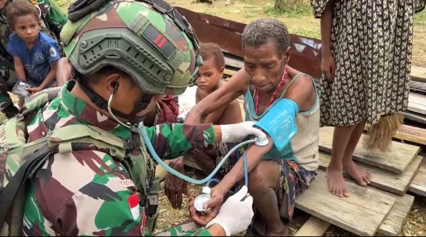 Hadir Bermanfaat untuk Masyarakat, TNI Berikan Layanan Kesehatan di Kampung Oksip