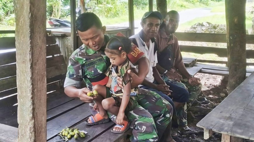 Jalin Kebersamaan di Kampung Ambora, Babinsa Demta Komsos dengan Mama Herlina