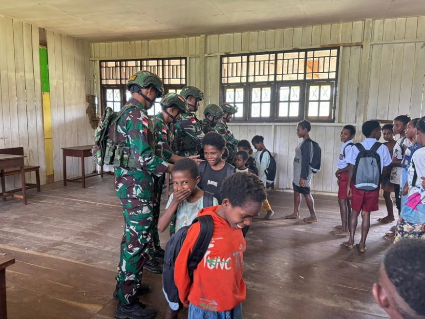 Bentuk Kepedulian Terhadap Pelajar, Satgas Yonif 753/AVT Bagikan Seragam Sekolah, Tas, ATK dan Pensil Warna