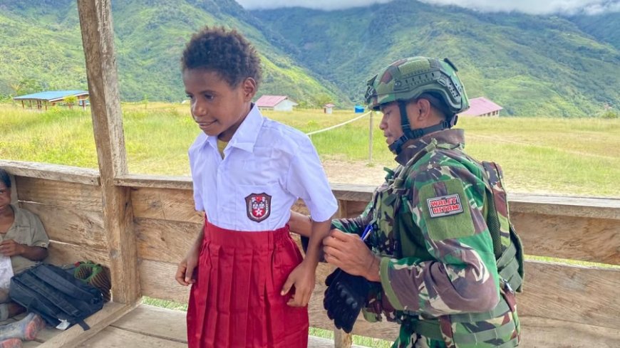 TNI Hadir Dukung Pendidikan di Papua: Satgas Pamtas RI-PNG Statis Yonif 753/AVT Bagikan Seragam dan Perlengkapan Sekolah di SD Kiwirok