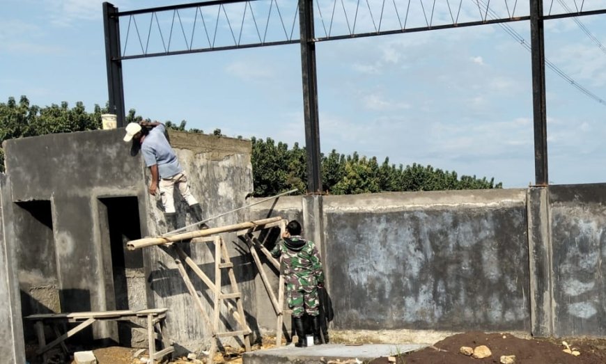 Pembangunan Koperasi Desa Merah Putih di Desa Jatilaba Terus Berlanjut, Babinsa Lakukan Pendampingan