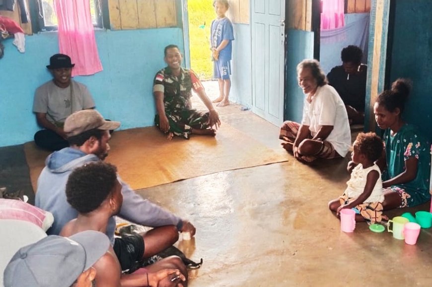 Lewat Komsos, Babinsa Pererat Hubungan Kekeluargaan Dengan Warga Tabonji
