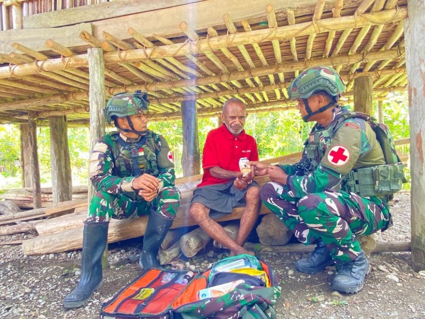 Dekatkan Layanan Medis, TNI Sediakan Pengobatan Gratis untuk Warga Suminka