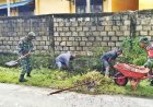 Babinsa dan Masyarakat Bersihkan Drainase Menuju Dermaga Waiya