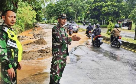 Longsor Jalur Abepura-Sentani, Babinsa Sigap Atur Lalu Lintas Minimalisir Kecelakaan