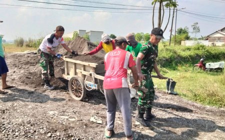 Semangat Kebersamaan Babinsa dan Warga, Pembangunan Jembatan Gantung Garuda Terus Berjalan