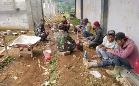 Babinsa Berikan Motivasi Pekerja Pembangunan KDKMP di Desa Penusupan