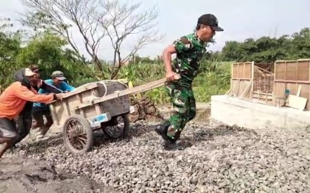 Gotong Royong Personel Kodim 0712/Tegal Dan Warga Percepat Pembangunan Jembatan Gantung Garuda Di Kali Wuri