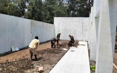 Babinsa Berta Kawal Pemasangan Keramik Gerai KDKMP