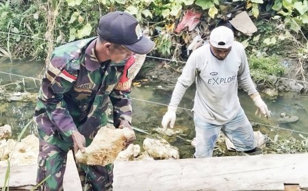 Serma Junaedi Bantu Warga Bangun Talud Parit Antisipasi Genangan Air