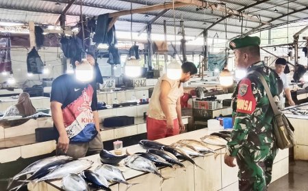 Stabil Pasca Lebaran, Babinsa Abepura Pantau Harga Sembako Pasar Regional Otonom