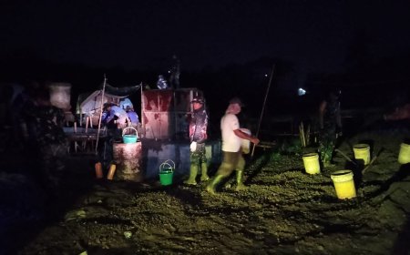 Kerja Lembur Malam Hari, Pembangunan Jembatan Gantung Garuda Terus Dikebut Meski Gerimis