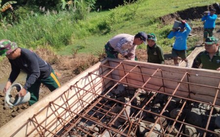 Gotong Royong Pengecoran Jembatan Gantung Garuda di Kali Wuri