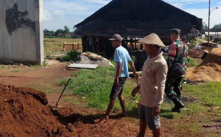 Di Antara Debu dan Semen Babinsa Dampingi Progres KDKMP Desa Panggisari