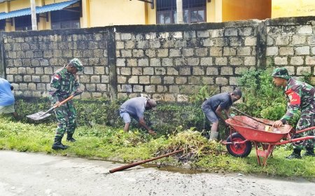 Babinsa dan Masyarakat Bersihkan Drainase Menuju Dermaga Waiya