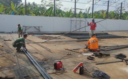 Babinsa Koramil 11 Punggelan Awasi Pembangunan KDKMP di Desa Tribuana