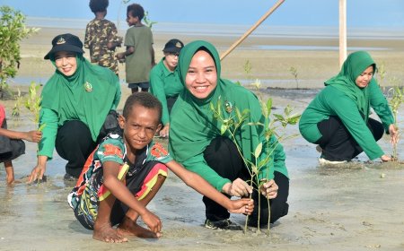Peduli Kelestarian Lingkungan, Persit Kodim Merauke Tanam Ratusan Mangrove di Pantai Payum
