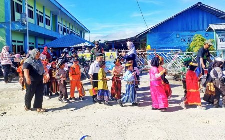 Pawai Hari Kartini, Babinsa Tanamkan Kemandirian pada Anak Sejak Dini