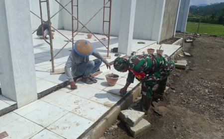 Babinsa Koramil 12 Sigaluh Awasi Pembangunan KDKMP di Desa Randegan