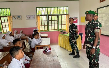 Prajurit Yonif TP 860/NSK Jadi Guru Dadakan, Ajak Siswa Tanamkan Cinta Tanah Air