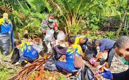 Komunitas Pecinta Alam dan Babinsa Gotong Royong Bersihkan Fasilitas Publik