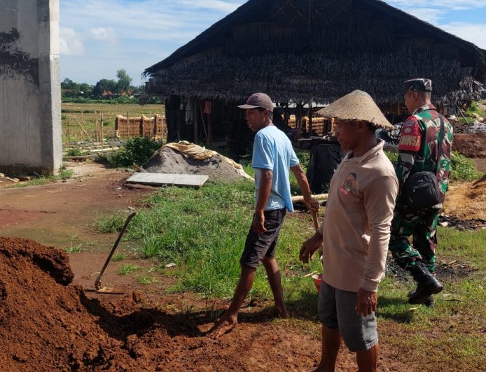 Di Antara Debu dan Semen Babinsa Dampingi Progres KDKMP Desa Panggisari