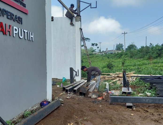 Babinsa Dampingi Progres Pembangunan KDKMP Desa Karangondang