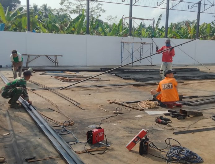 Babinsa Koramil 11 Punggelan Awasi Pembangunan KDKMP di Desa Tribuana