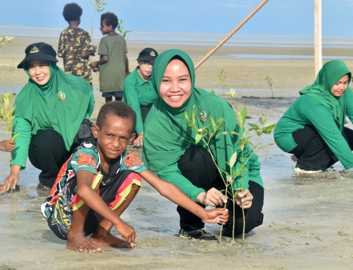 Peduli Kelestarian Lingkungan, Persit Kodim Merauke Tanam Ratusan Mangrove di Pantai Payum