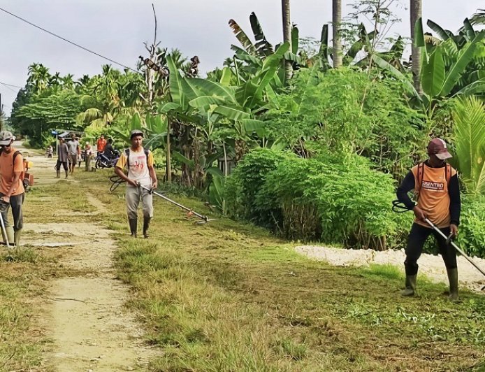 Wujudkan Lingkungan Bersih dan Sehat, Babinsa dan Warga Gelar Kerja Bakti
