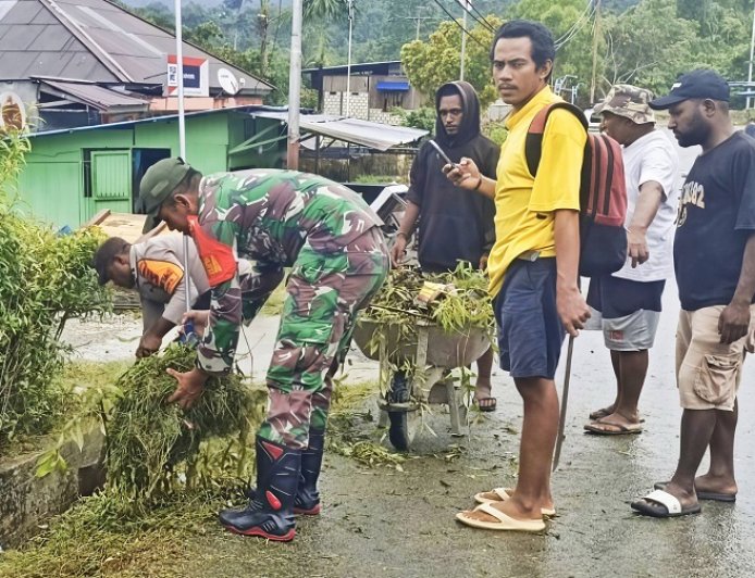 Babinsa dan Bhabinkamtibmas Kompak, Warga Demta Antusias Ikut Gotong Royong