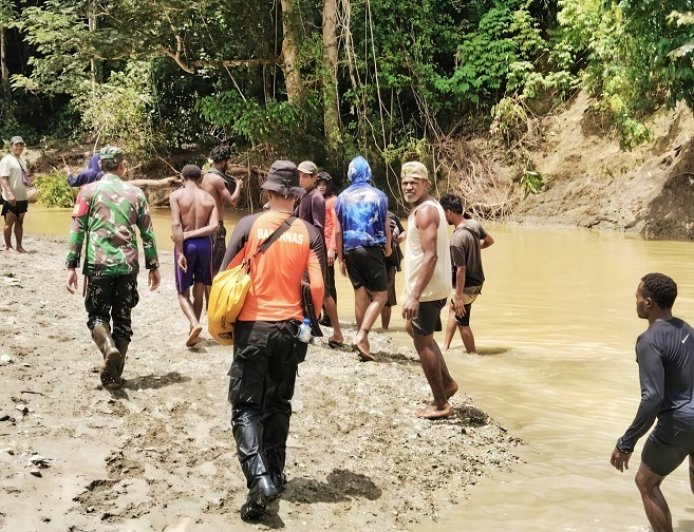 Babinsa dan Basarnas Sisir Aliran Sungai Sepanjang 4 Kilometer Cari Korban Hanyut