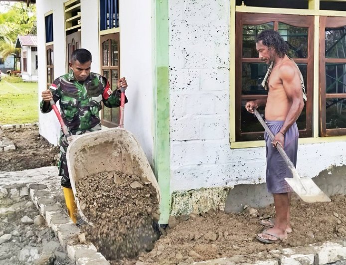 TNI-Rakyat Solid Gotong Royong Timbun Teras Gereja
