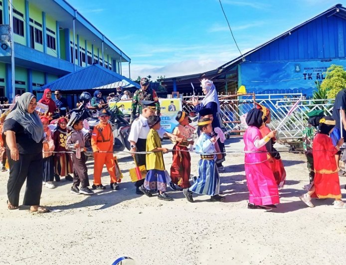 Pawai Hari Kartini, Babinsa Tanamkan Kemandirian pada Anak Sejak Dini