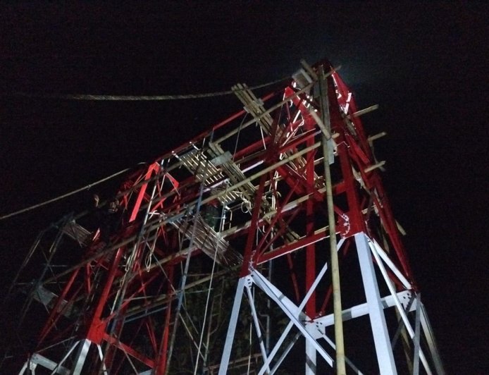 Kerja Lembur, Pemasangan Seling Jembatan Perintis Garuda Kali Wuri Dikebut