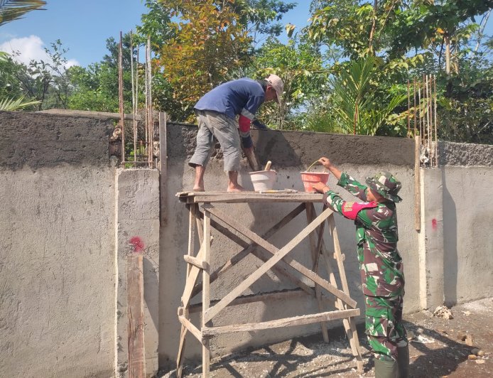 Babinsa Koramil 12 Sigaluh Dampingi Pembangunan KDKMP di Desa Singamerta