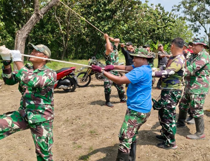 Gotong Royong Penarikan Seling Utama Jembatan Perintis Garuda di Desa Gembongdadi