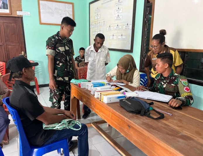 Bikin Haru! Prajurit Yonif TP 860/NSK Gelar Baksos Kesehatan di Waropen