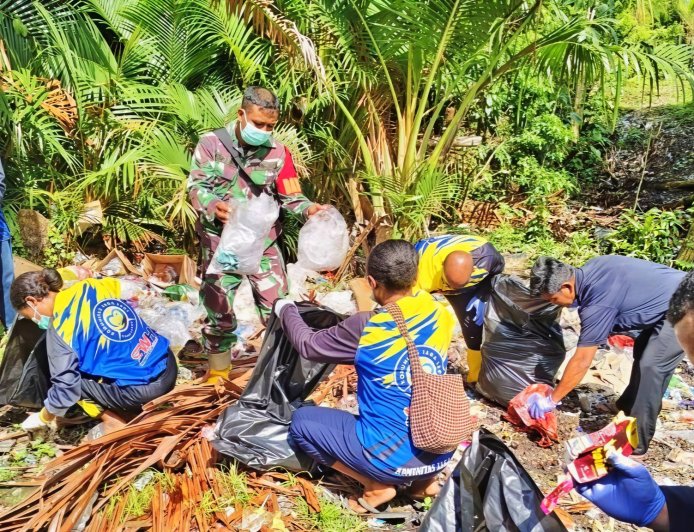 Komunitas Pecinta Alam dan Babinsa Gotong Royong Bersihkan Fasilitas Publik