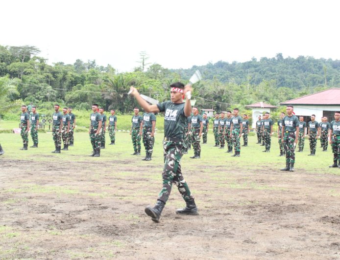 Asah Kemampuan Tempur Jarak Dekat, Yonif TP 814/JZA Gelar Latihan Double Stik Intensif di Siang Hari
