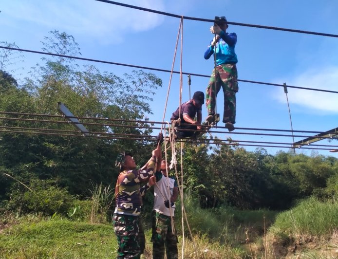 Gotong Royong TNI dan Warga, Pemasangan Glagar Bawah dan Hanger Jembatan Perintis Garuda Kali Wuri Terus Dikebut